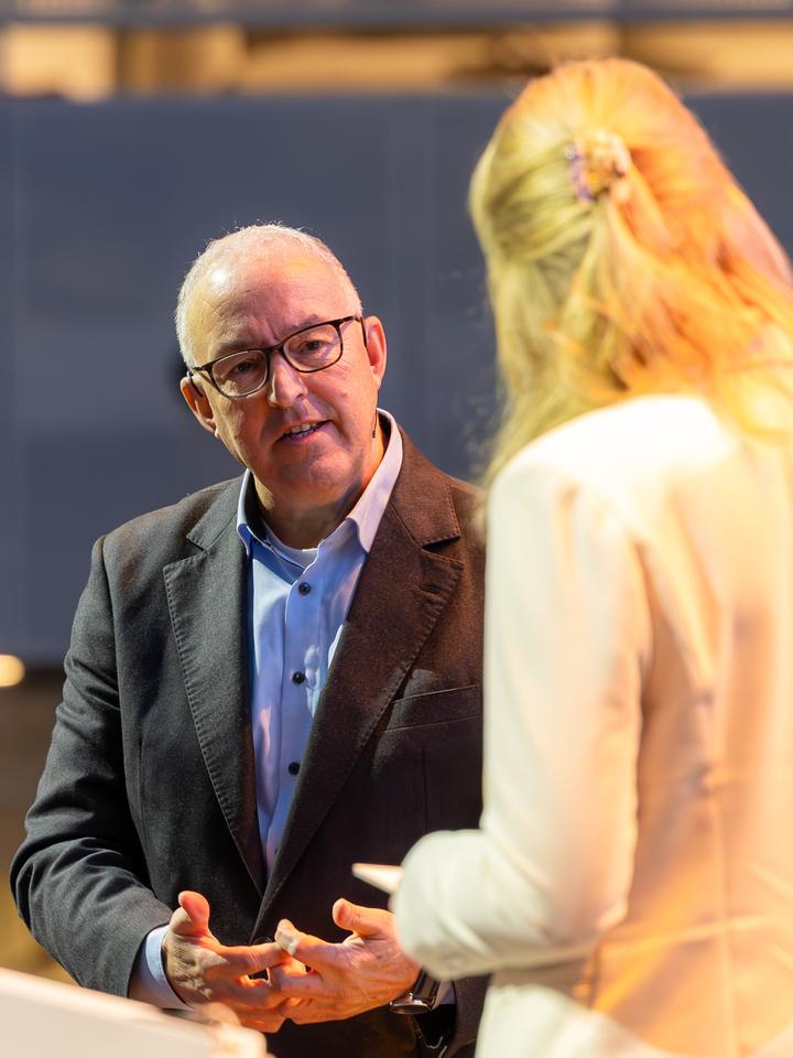 Gesprek op een event, foto Robèrt Kroonen