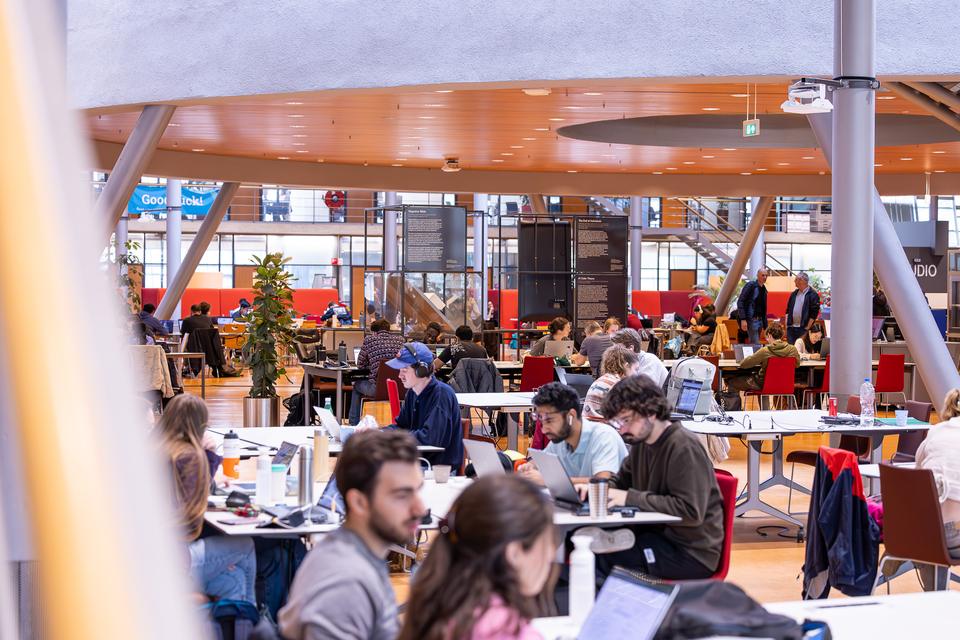 Volle zaal, foto Robèrt Kroonen