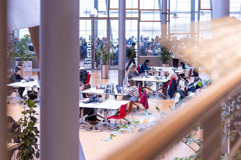 Volle zaal, foto Robèrt Kroonen
