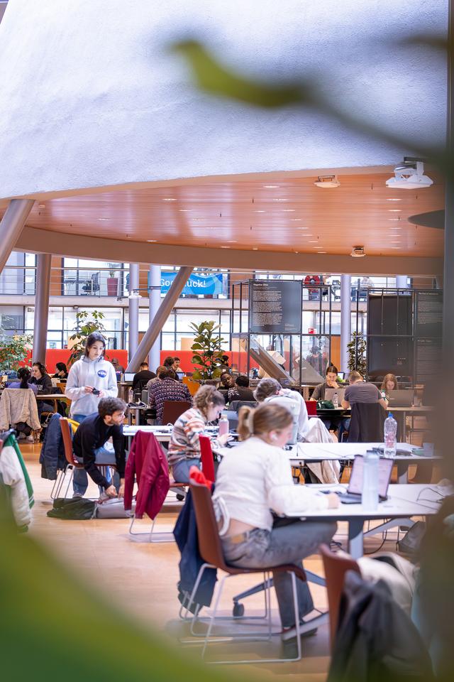 Volle zaal, foto Robèrt Kroonen