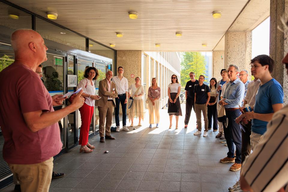 Gemeenteraad Delft bij QuTech, foto Robèrt Kroonen