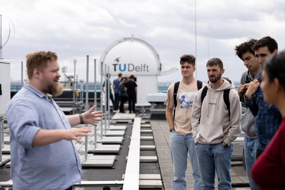 Rondleiding op het dak, TU Delft, foto Robèrt Kroonen