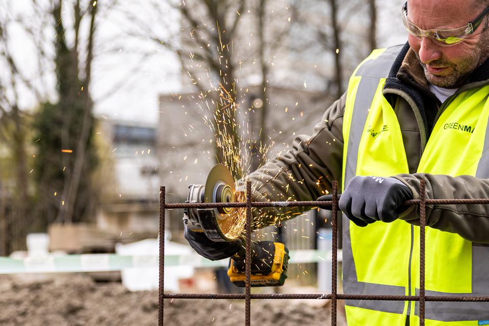 Aan het werk op de bouwplaats, foto Robèrt Kroonen
