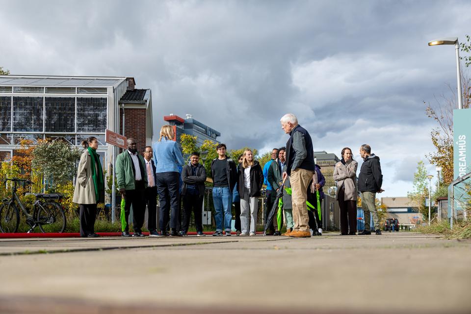 Rondleiding op The Green Village, foto Robèrt Kroonen