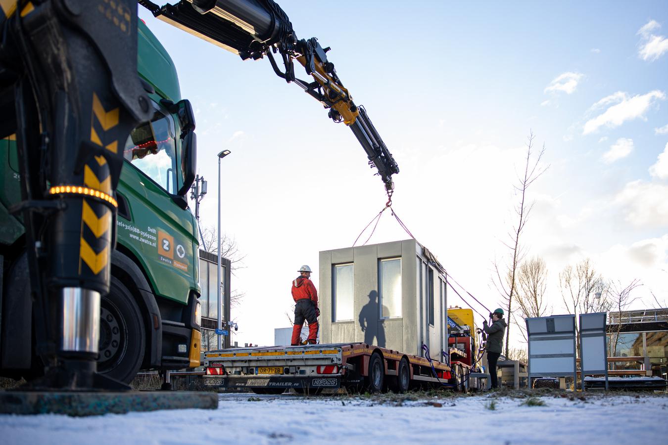 Een woning wordt geplaatst, The Green Village, foto Robèrt Kroonen